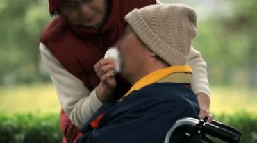 老奶奶照顾坐轮椅的老爷爷相濡以沫的爱情视频素材