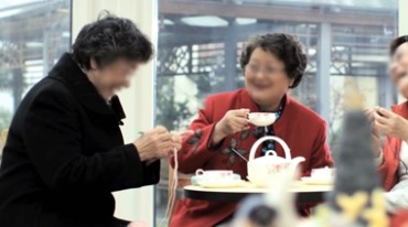 老人聚在一起喝茶聊天享受生活视频素材