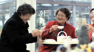 老人聚在一起喝茶聊天享受生活视频素材