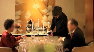 老人情侣夫妻吃西餐晚餐视频素材