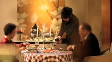 老人情侣夫妻吃西餐晚餐视频素材