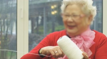 富贵老奶奶穿红毛衣喜悦笑容开怀大笑视频素材