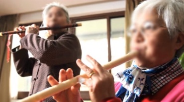 老人吹笛子竖笛休闲生活视频素材