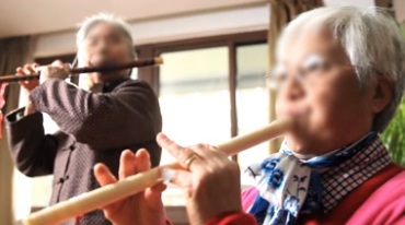 老人吹笛子竖笛休闲生活视频素材