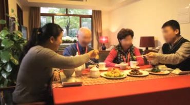 家人在一起吃饭幸福家庭其乐融融视频素材