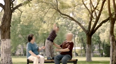 爷爷奶奶带孙子公园玩耍老人打太极天伦之乐视频素材