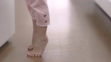 可爱小孩踮脚存钱罐视频素材