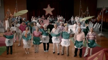 老年人欢聚一起舞会演奏表演视频素材