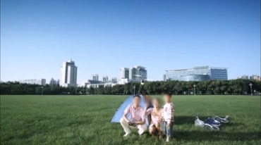 一家三口春游踏春玩遥控飞机亲子幸福家庭视频素材