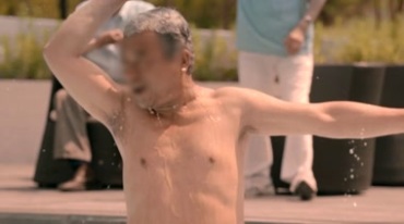 老年人游泳打乒乓球比赛锻炼身体视频素材