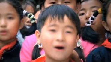 一群小孩子张嘴唱歌对口型视频素材
