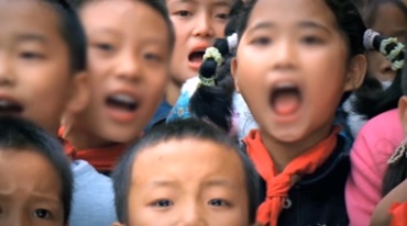一群小孩子张嘴唱歌对口型视频素材