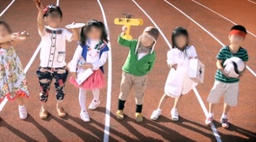 幼儿园孩子们儿童在校园操场上纯真笑容视频素材
