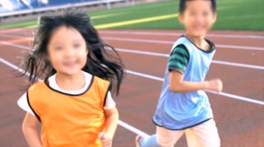 可爱小孩在操场上跑步天真烂漫笑容视频素材