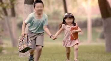 哥哥领着妹妹奔跑，可爱小孩子跑动视频素材