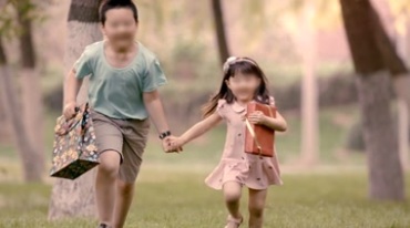 哥哥领着妹妹奔跑，可爱小孩子跑动视频素材