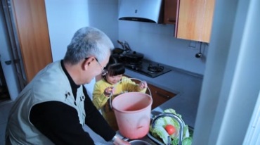 小孩在厨房帮忙节约用水收到爷爷表扬视频素材