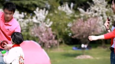 踏春公园里陪孩子放风筝视频素材