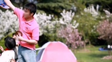 踏春公园里陪孩子放风筝视频素材
