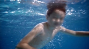 孩子们在泳池边玩耍跳水游泳视频素材