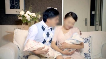 幸福家庭年轻爸爸妈妈抱着双胞胎视频素材