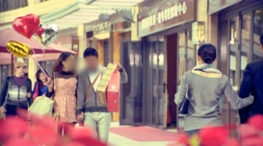年轻小两口商场购物逛街视频素材
