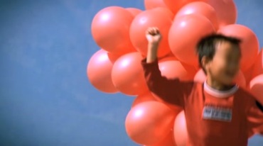 小孩拉着一串红色气球奔跑视频素材
