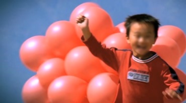 小孩拉着一串红色气球奔跑视频素材