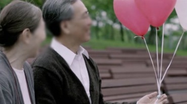 爷爷奶奶媳妇孙子彩色气球幸福家庭生活视频素材