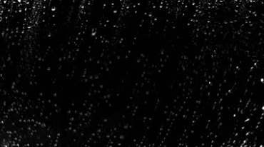 雨水雨珠水珠在玻璃上滑落流淌黑屏抠像特效视频素材