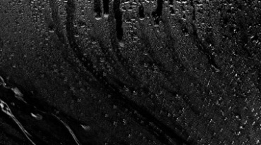 雨水打在玻璃上滑落滑水流淌视频素材