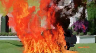 奔驰G级在别墅前爆炸大火燃烧视频素材