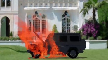 奔驰G级在别墅前爆炸大火燃烧视频素材