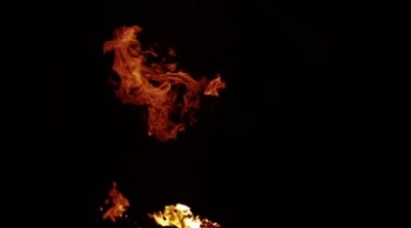 大火窜起火焰燃烧火苗摇曳黑屏抠像影视特效视频素材