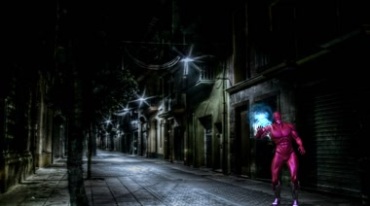 复仇者超级英雄闪电侠在深夜的街道视频素材