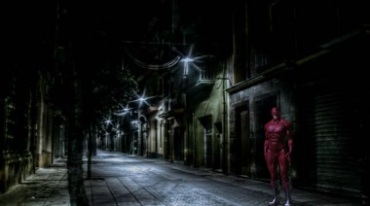 复仇者超级英雄闪电侠在深夜的街道视频素材