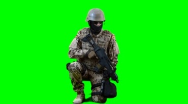 士兵半跪姿势突击步枪射击绿屏抠像影视特效视频素材