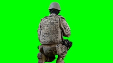 士兵跪地用突击步枪瞄准射击绿屏抠像影视特效视频素材