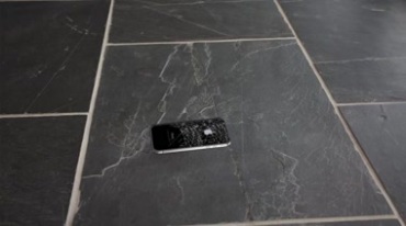 iPhone苹果手机掉到地上摔碎屏幕视频素材