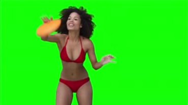 外国美女玩飞盘动作绿屏抠像影视特效视频素材