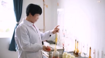 实验室工作人员老师用吸管吸取液体视频素材
