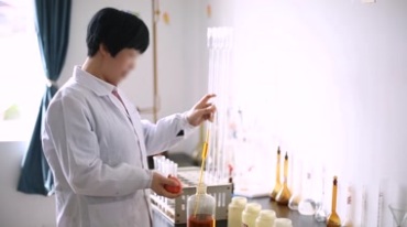 实验室工作人员老师用吸管吸取液体视频素材