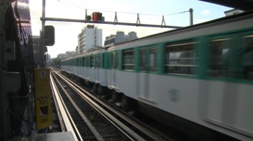 有轨电车启动行驶城市公共交通列车视频素材
