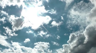 晴朗天空阳光照射白云变幻移动仰拍视频素材