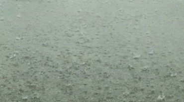 雨点下雨落到地面水面水花实拍高清视频素材