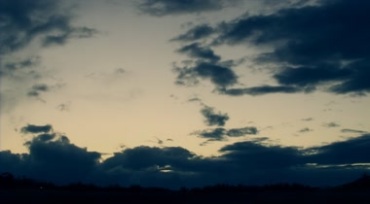 太阳下山后的云层黑色云彩飘移视频素材