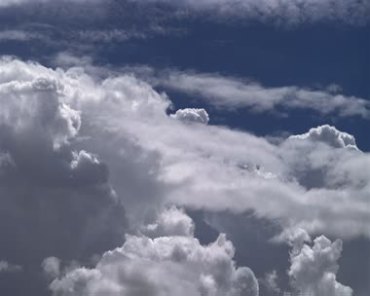 蓝天背景白色云团滚滚翻腾动态变幻实拍视频素材