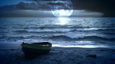美丽夜晚的海边沙滩小船与月亮舞台演出背景视频素材