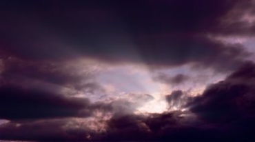 太阳阳光从彩霞黑云中透出壮丽景象视频素材