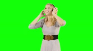 外国金发美女带耳机陶醉音乐随节拍跳舞绿屏抠像特效视频素材